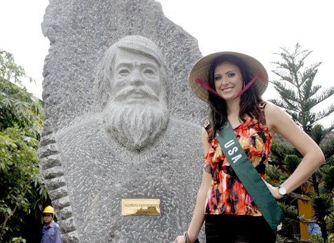 Hoa hậu Mỹ đội nón lá tại Hoa hậu Hoàn Vũ 2008 tổ chức tại Nha Trang, Việt Nam.
